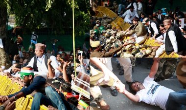 കാർഷിക നിയമങ്ങളിലും രാജ്യത്തെ തൊഴിലില്ലായ്മയിലും പ്രതിഷേധിച്ച് യൂത്ത് കോണ്‍ഗ്രസ് പാർലമെന്‍റിലേക്ക് നടത്തിയ മാർച്ചിനു നേരെ പൊലീസ് അതിക്രമം