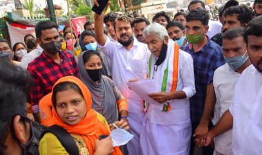 റാങ്ക് ഹോൾഡേഴ്സിനോട്‌ സർക്കാർ കാട്ടുന്നത് ക്രൂരത ; സമരവേദി സന്ദർശിച്ച് ഉമ്മന്‍ ചാണ്ടി