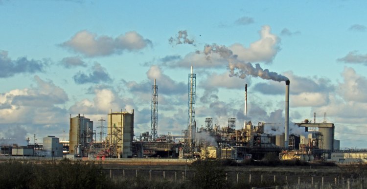 ടൈറ്റാനിയം ഫാക്ടറിയിലെ ഗ്ലാസ് ഫര്‍ണസ് പൈപ്പ് പൊട്ടി ഓയില്‍ കടലിലേക്കൊഴുകി