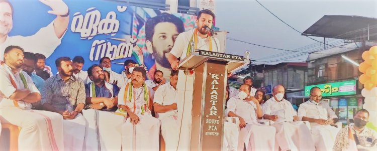 യൂത്ത് കോൺഗ്രസിന്റെ ഏക് സാത്ത് റാലി പത്തനംതിട്ടയിൽ ഷാഫി പറമ്പിൽ എംൽഎ ഉദ്ഘാടനം ചെയ്യുന്നതു.