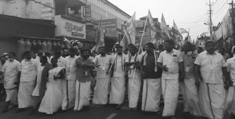 യൂത്ത് കോൺഗ്രസിന്റെ ഏക് സാത്ത് റാലി പത്തനംതിട്ടയിൽ ഷാഫി പറമ്പിൽ എംൽഎ ഉദ്ഘാടനം ചെയ്യുന്നതു.