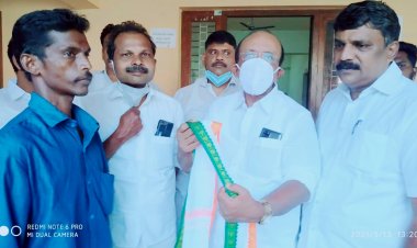 ഇടത്തിട്ട ഐക്കരേത്ത് മലയുടെ ചരുവിൽ പി. ശശിയെ DCC ആദരിച്ചു