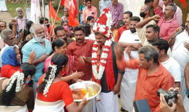 ആവേശത്തേരിലേറി ഗവി; പുഷ്പ കിരീടം സമ്മാനിച്ചും ആരതിയുഴിഞ്ഞും ജനീഷ് കുമാറിന് സ്വീകരണമൊരുക്കി തോട്ടം തൊഴിലാളികള്‍