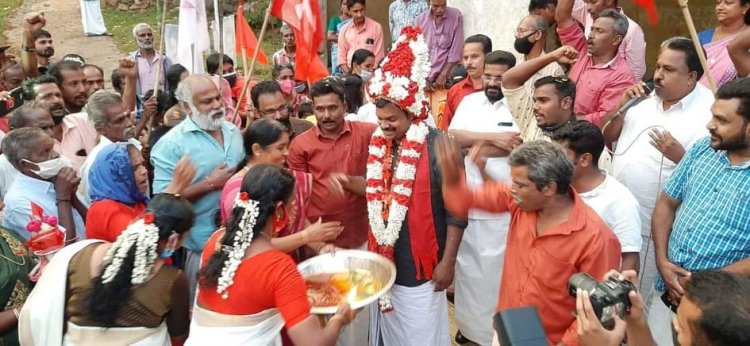ആവേശത്തേരിലേറി ഗവി; പുഷ്പ കിരീടം സമ്മാനിച്ചും ആരതിയുഴിഞ്ഞും ജനീഷ് കുമാറിന് സ്വീകരണമൊരുക്കി തോട്ടം തൊഴിലാളികള്‍