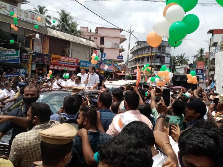 മിന്നുംതാരമായി രാഹുല്‍ഗാന്ധി; പത്തനംതിട്ടയില്‍ ആവേശപ്പൂരം